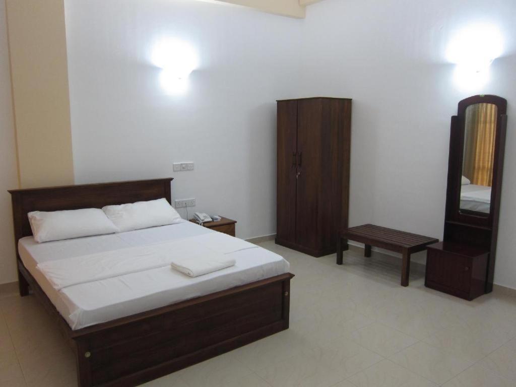 Hotel Oviya Vavuniya Luaran gambar
