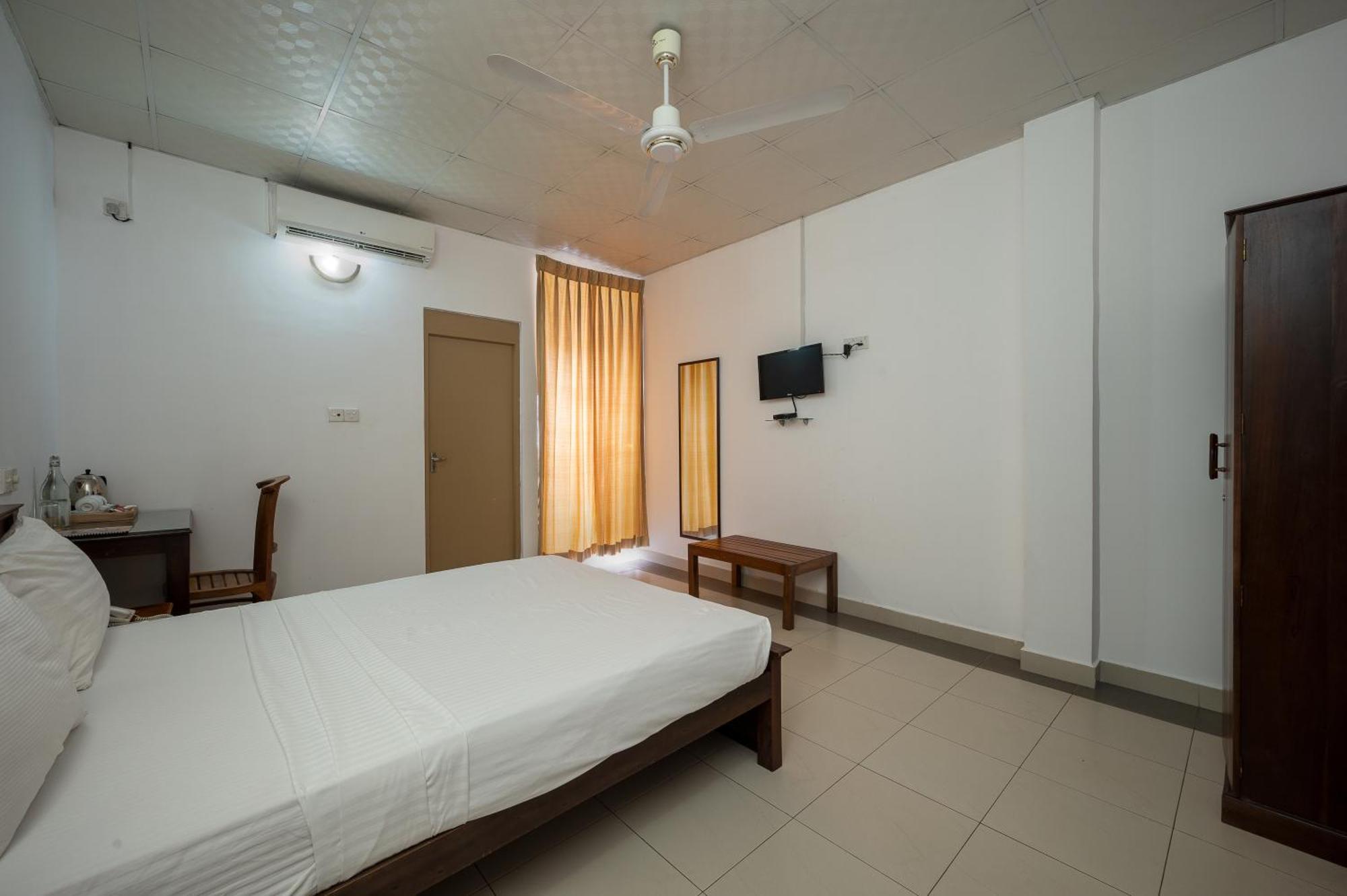 Hotel Oviya Vavuniya Luaran gambar